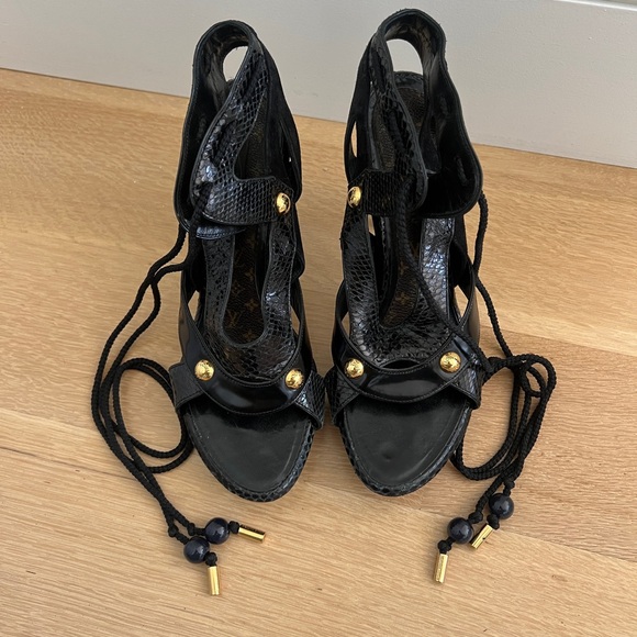 LV Elegant Black Heels with Gold Details - Picture 1 of 7